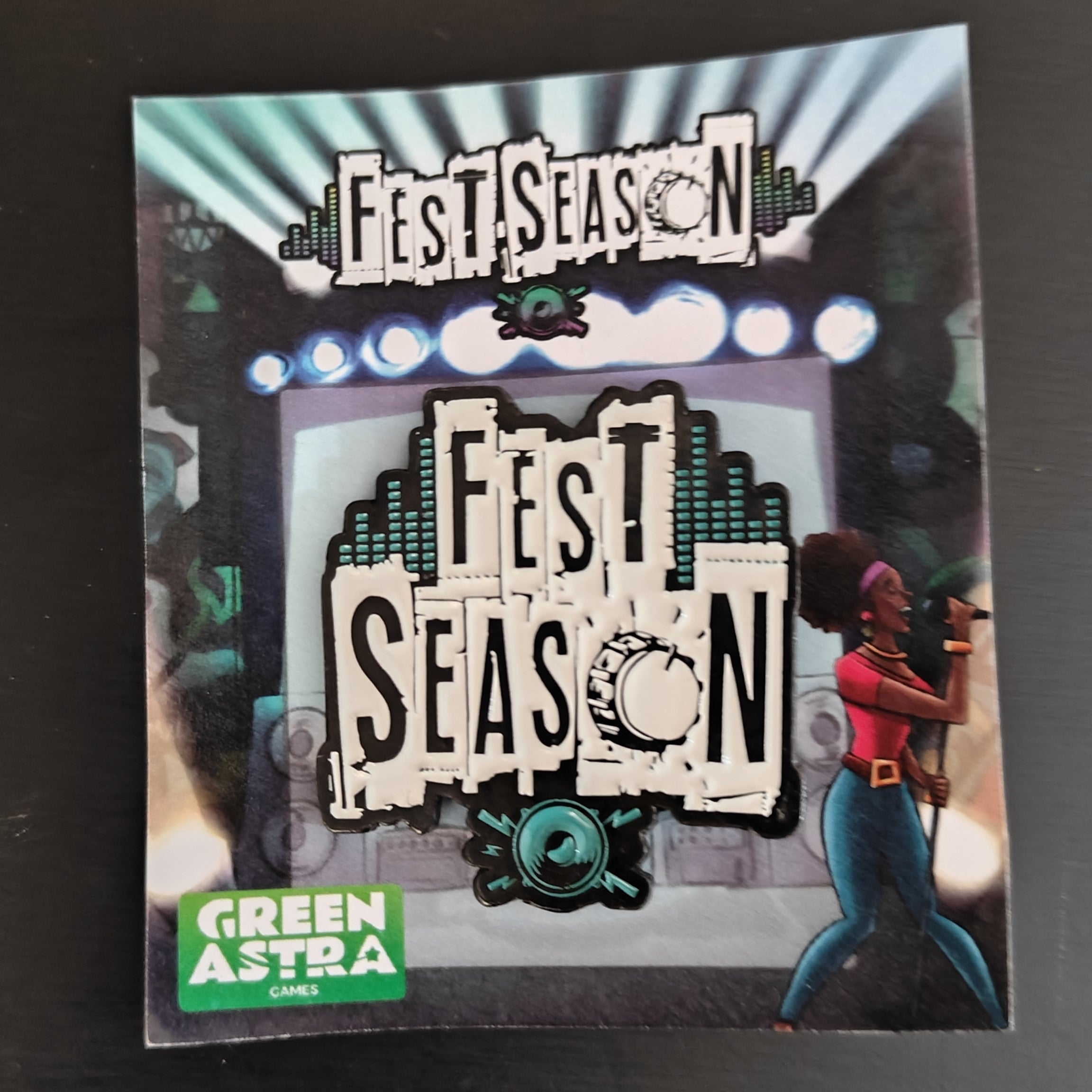 Pin metálico Fest Season / múltiples estilos